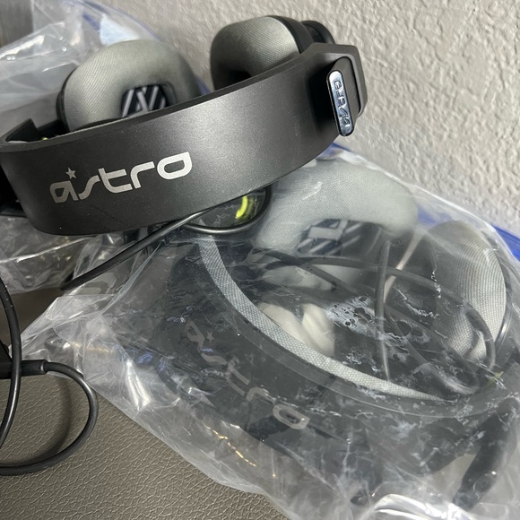 Astro A10 Gen 2 Wired Over ear gaming headset PS5 - Picture 1 of 5